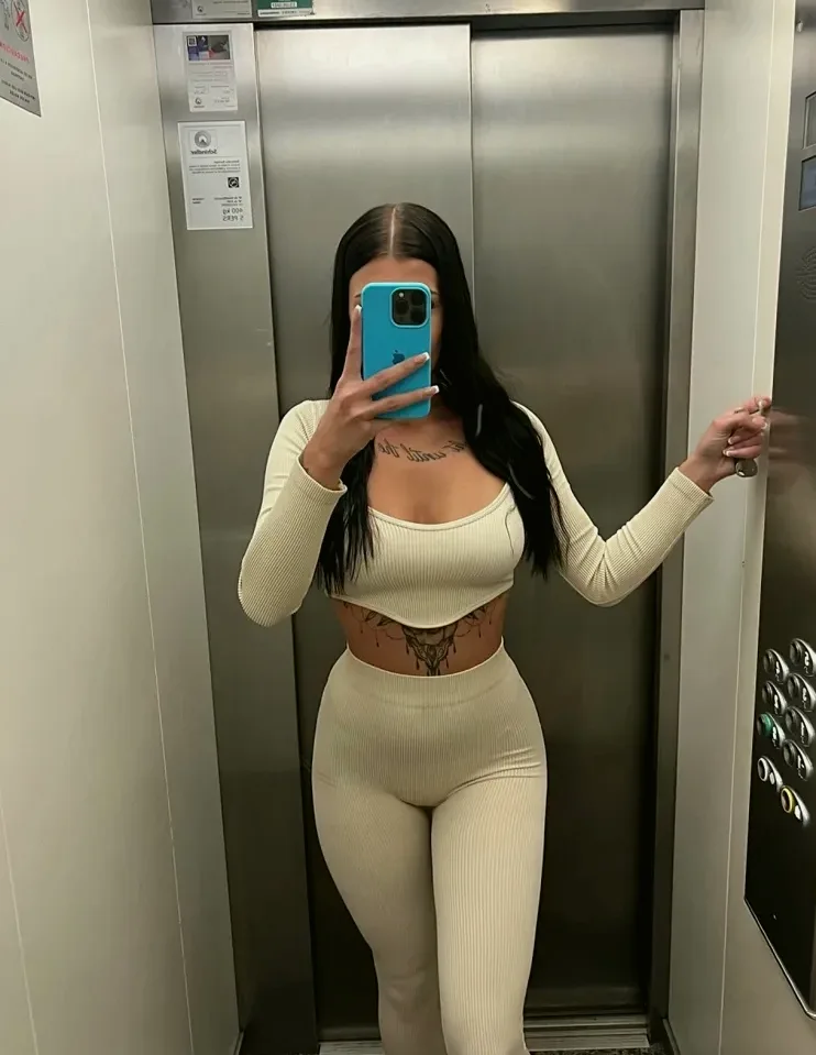 Mia, 28